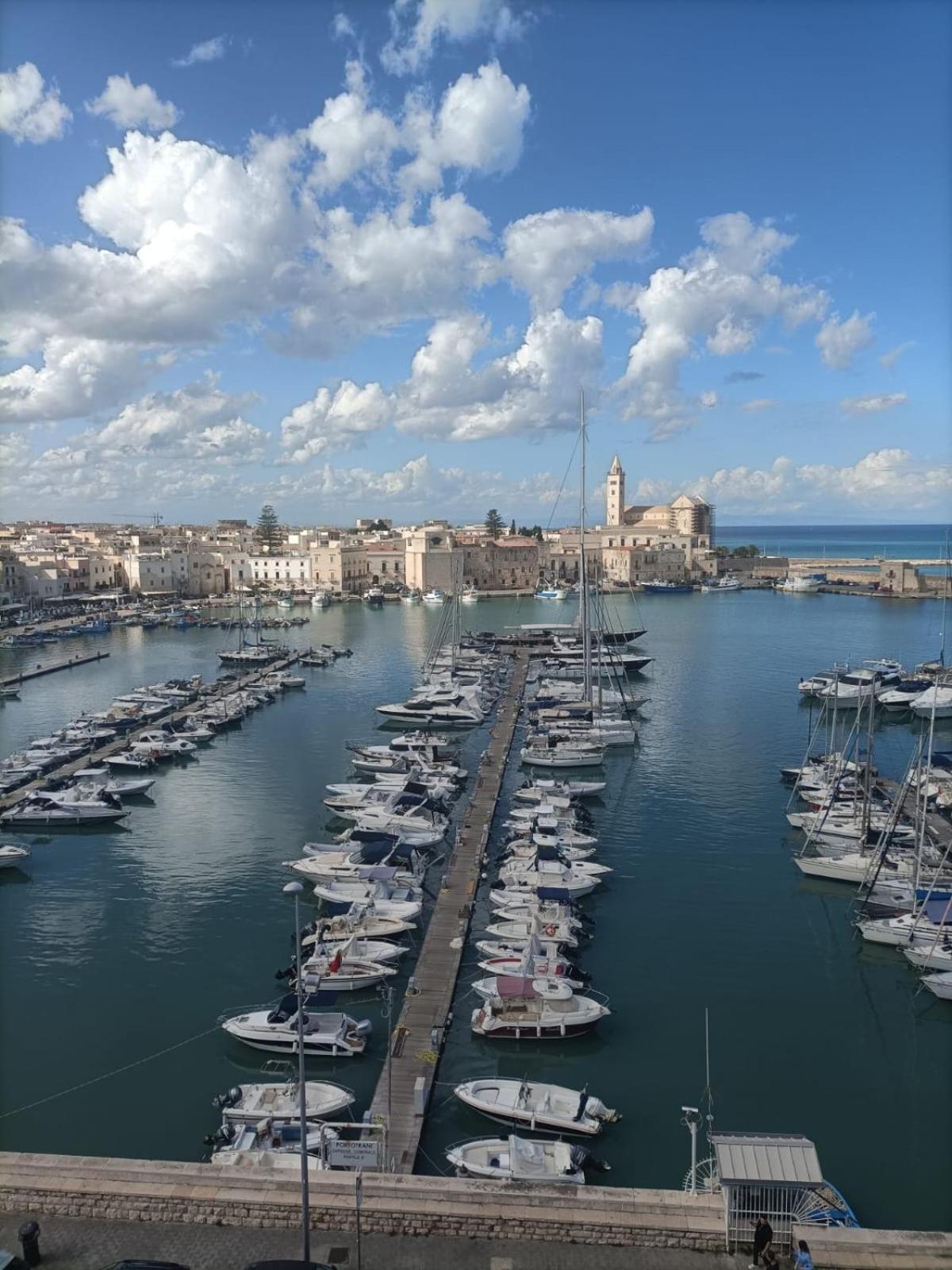 Apartamento La Finestra Sul Porto Trani Exterior foto